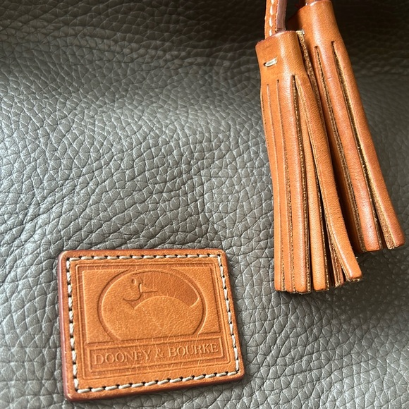 🦆Dooney & Bourke Soft Pebbled Leather Shoulder Tassel Bag - Picture 3 of 12